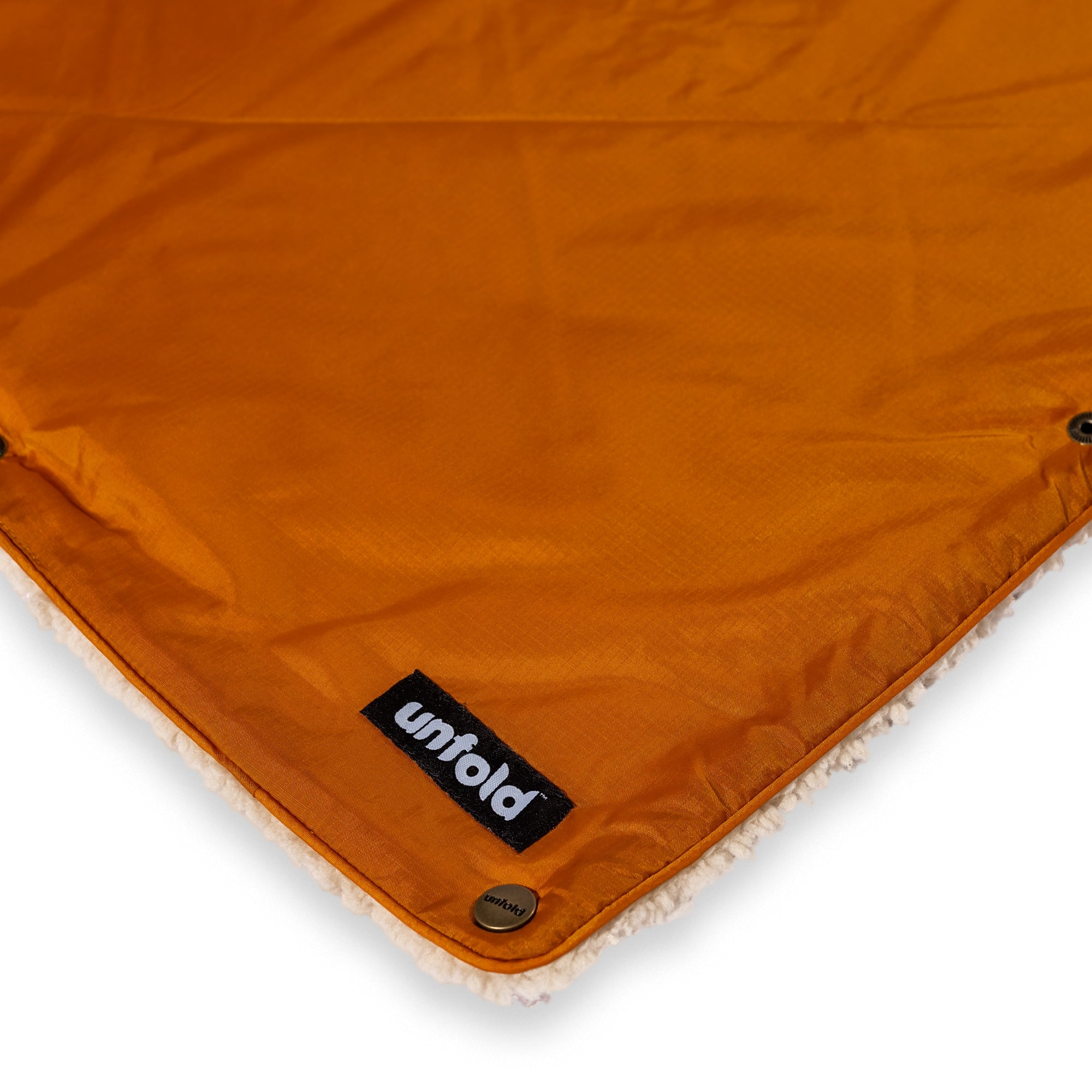 Rote, rostfarbene Kuscheldecke von UNFOLD Outdoor mit Logo