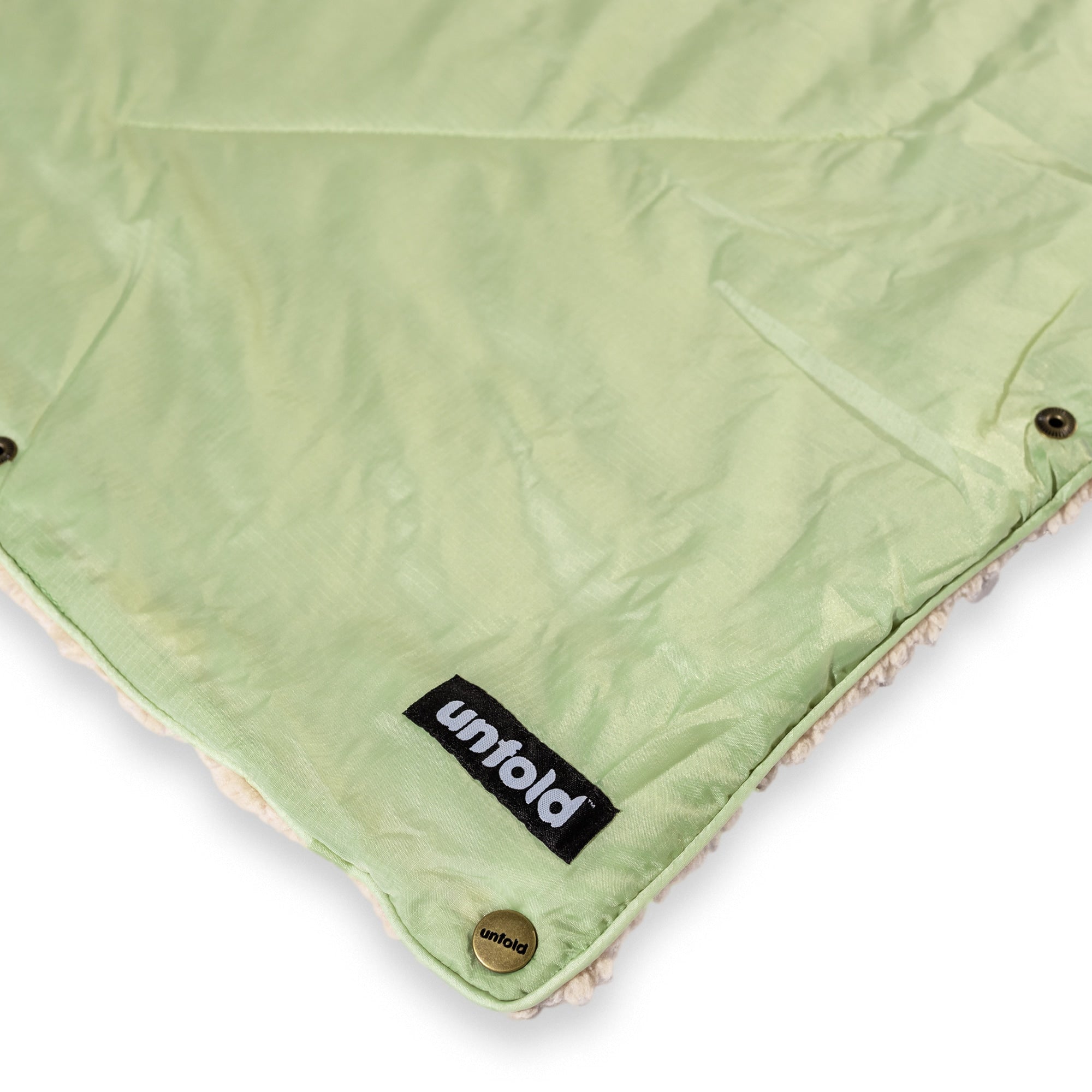 Grüne Kuscheldecke für draußen: Vordere Ecke mit Logo #farbe_salbei